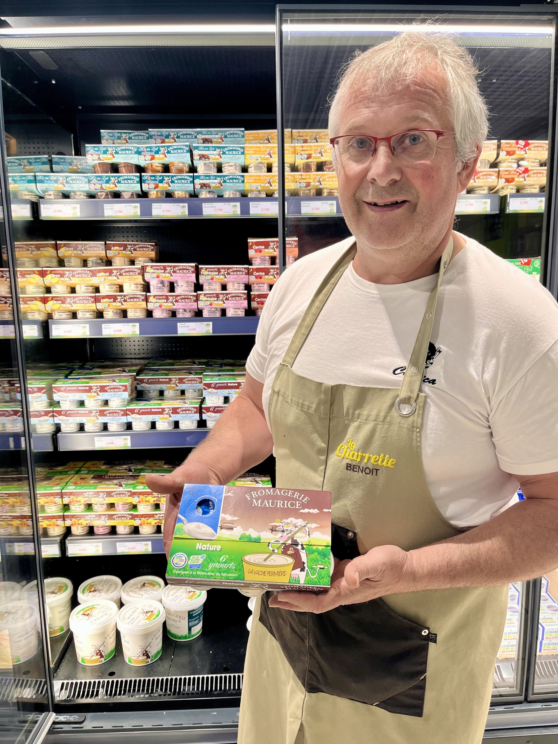 Benoît Limouzin, président de la SAS La Charrette, devant le rayon crèmerie présente les yaourts de la fromagerie Maurice agréés © du Centre.