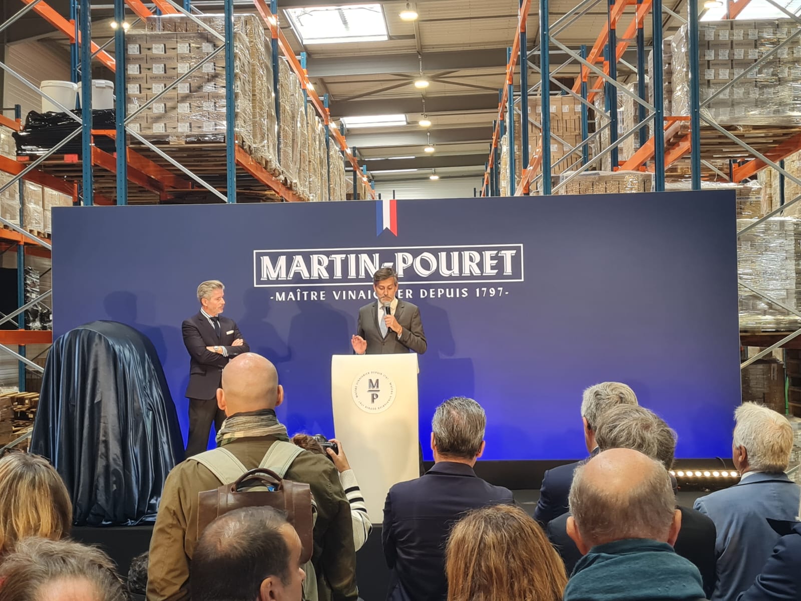 Discours lors de l'inauguration des nouveaux ateliers de la Vinaigrerie Martin Pouret à Boigny-sur-Bionne, devant un public attentif.