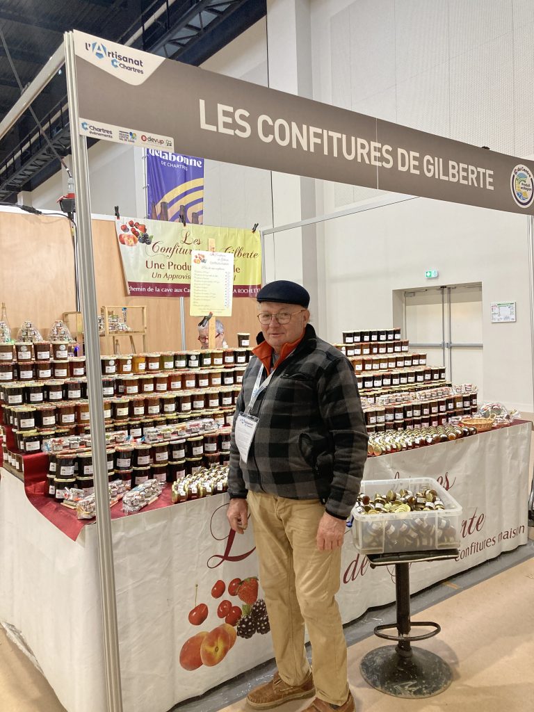 Daniel Diard devant son stand "Les Confitures de Gilberte" avec un bel assortiment de confitures