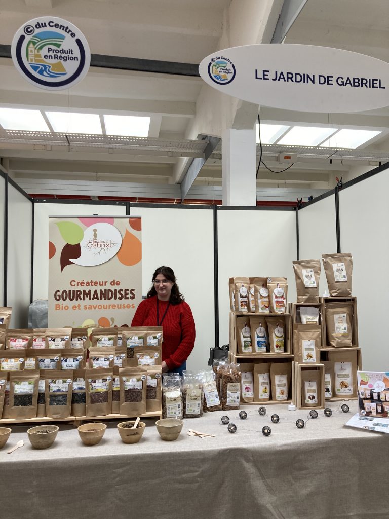 Stand du Jardin de Gabriel qui propose des graines de courges et préparations pour des biscuits salés