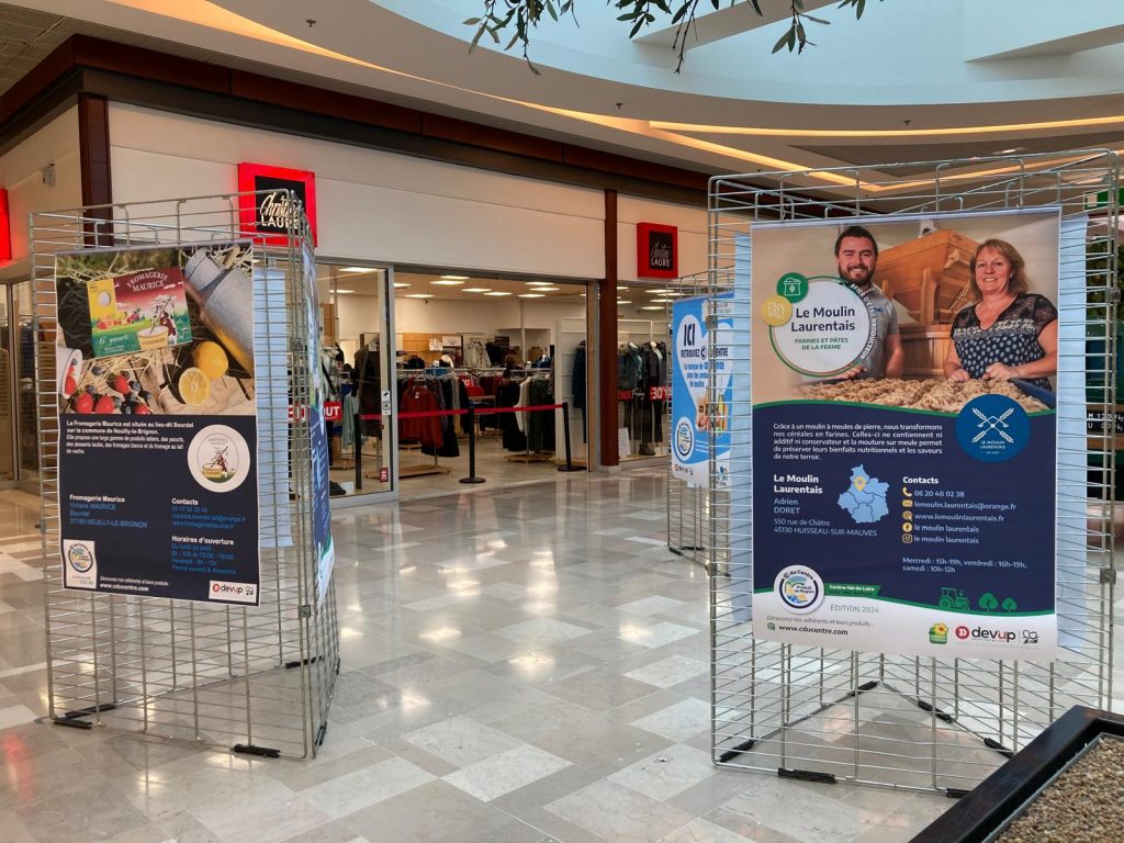 affiches géantes sur la Fromagerie Maurice et le moulin Laurentais